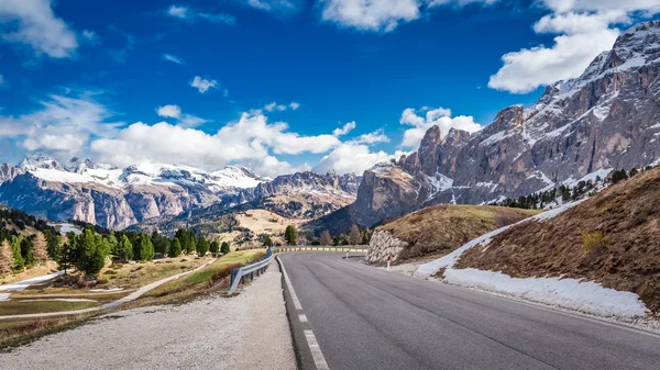 Road leading to snow capped Dolomites, Italy — Stock Photo, Image