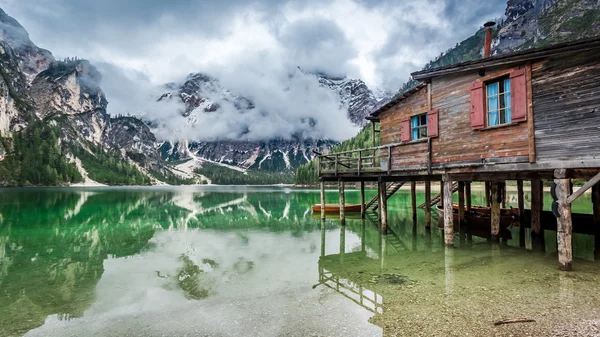 Stormachtige wolken boven Pragser Wildsee in Dolomieten — Stockfoto