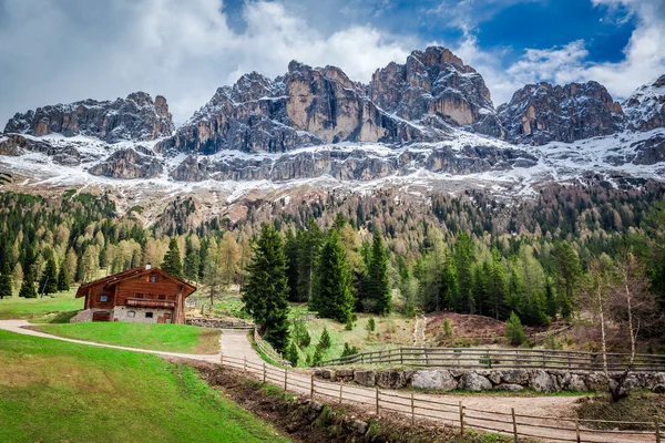 Piękny widok z domku w regionie Dolomity, Włochy — Zdjęcie stockowe