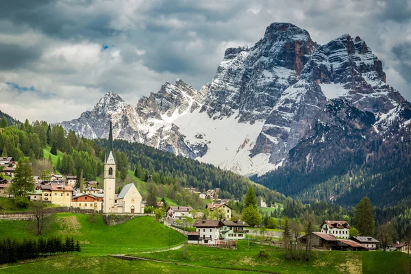 Splendida vista sulla cittadina di Santa Luccia nelle Dolomiti — Foto Stock