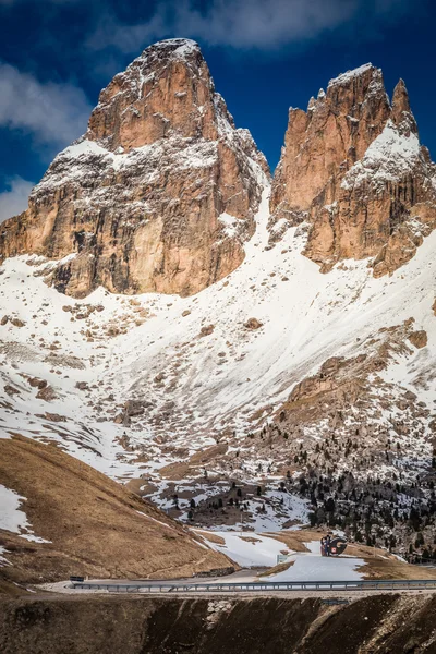 Over de weg en de grote piek in de Dolomieten, Italië — Stockfoto