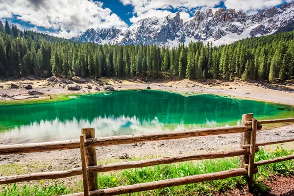 Zapierające dech w piersiach widok na Jezioro Carezza górskie w spring, Alpy, Włochy — Zdjęcie stockowe