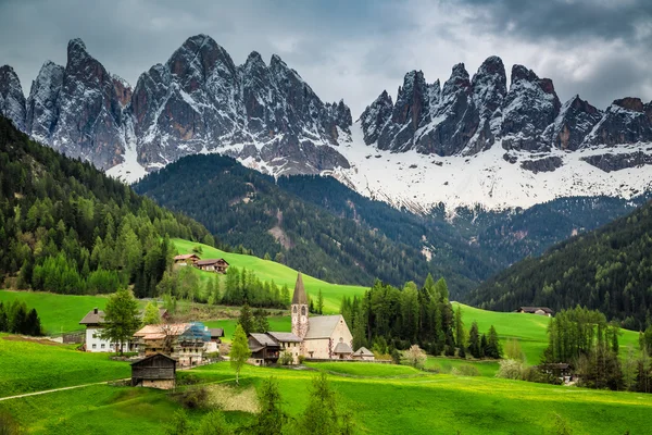 Piccola chiesa di Santa Maddalena, Dolomiti — Foto Stock