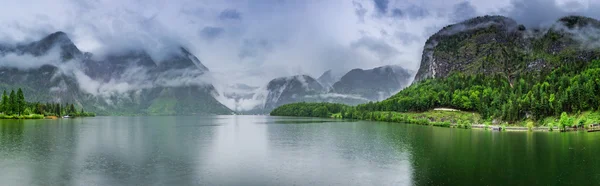 Panorama de lago chuvoso e nublado em Hallstatt — Fotografia de Stock