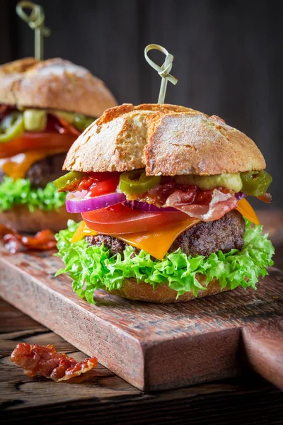 Due gustosi hamburger a base di lattuga, manzo e formaggio — Foto Stock