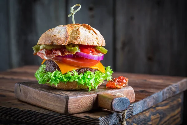 Hamburger piccante a base di lattuga, manzo e formaggio — Foto Stock