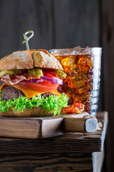 Kolde drikke og burger lavet af grøntsager, oksekød - Stock-foto