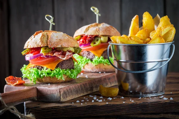 Fresh chips and hamburger made of lettuce, beef and cheese — Stock Photo, Image