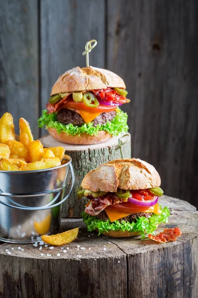 Primo piano di due hamburger fatti in casa con lattuga, manzo e formaggio — Foto Stock