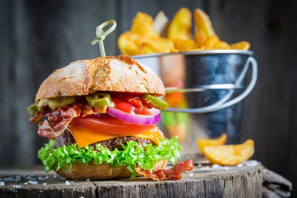Hamburger fatto in casa con verdure, manzo e salame piccante — Foto Stock