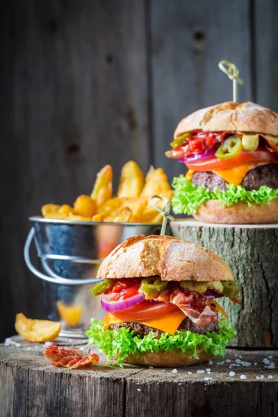 Primo piano di gustosi hamburger a base di cipolla, pomodoro e lattuga — Foto Stock