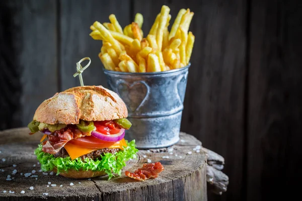 Patatine e hamburger fatti in casa a base di verdure, manzo e salame piccante — Foto Stock