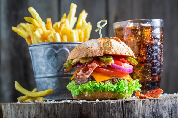 Koude drinka en verse hamburger gemaakt van groenten, rundvlees — Stockfoto