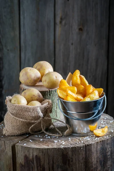 Gold chips with salt made of fresh potato — Stock Photo, Image