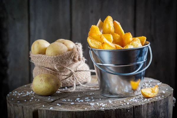Gold fries made of fresh potato in metal bucket — Stock Photo, Image