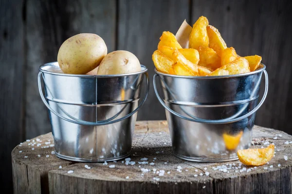 Leckere und frische Chips aus frischen Kartoffeln — Stockfoto