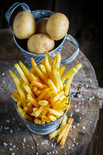 Leckere Pommes mit Salz aus frischen Kartoffeln — Stockfoto