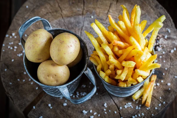 Leckere Pommes mit Salz aus frischen Kartoffeln — Stockfoto