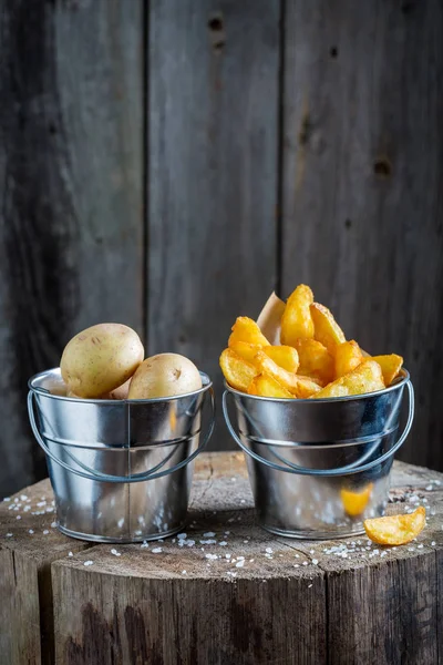 Fresh chips with salt made of fresh potato — Stock Photo, Image