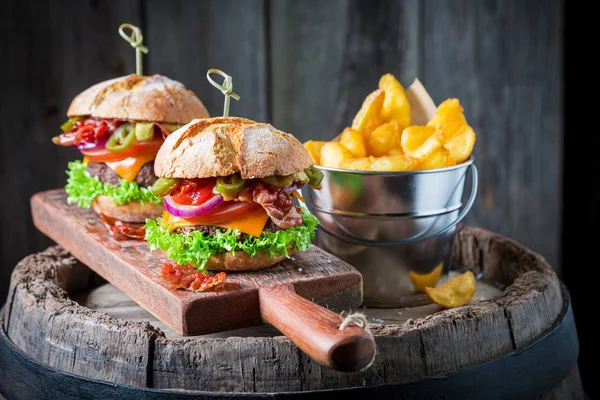 Hamburger fatti in casa a base di lattuga, manzo e formaggio — Foto Stock