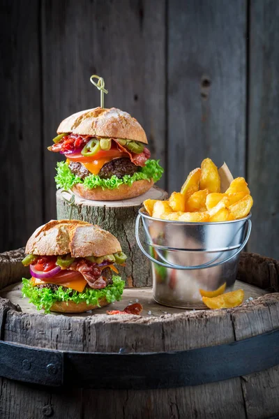 Hamburger piccante con cipolla, pomodoro e lattuga — Foto Stock