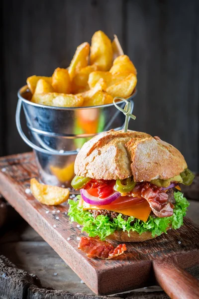 Hamburger fatto in casa con cipolla, pomodoro e lattuga — Foto Stock