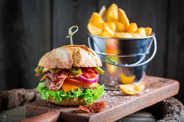 Hamburger fresco con cipolla, pomodoro e lattuga — Foto Stock