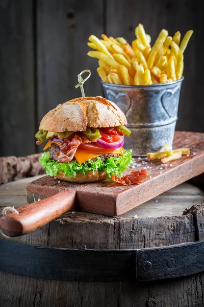 Gustosi hamburger a base di lattuga, manzo e formaggio — Foto Stock