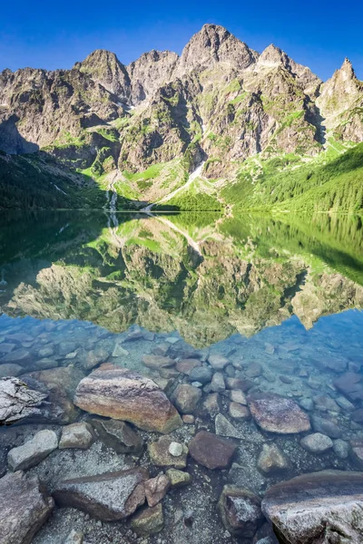 令人惊叹日出时分在波兰 Tatra 山脉的湖 — 图库照片