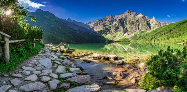 Lindo lago nas montanhas ao amanhecer no verão — Fotografia de Stock