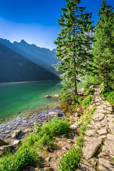 Prachtige zonsondergang aan de vijver in het Tatra gebergte in de zomer — Stockfoto