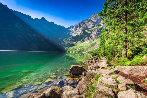 Maravilloso atardecer en el estanque en las montañas Tatra en Polonia — Foto de Stock