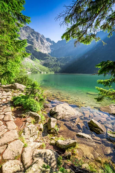 Hermoso lago en las montañas al amanecer en Polonia — Foto de Stock