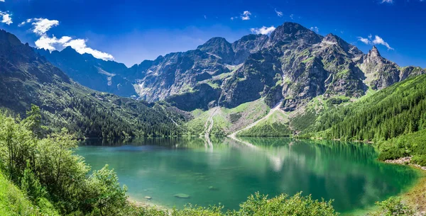 Impresionante amanecer en el lago en las montañas Tatra en verano — Foto de Stock