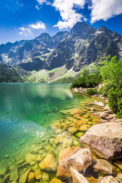 Lagoa bonita nas montanhas ao nascer do sol na Polônia — Fotografia de Stock