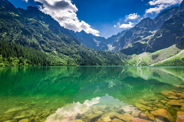 Crepúsculo deslumbrante na lagoa nas Montanhas Tatra na Polônia — Fotografia de Stock