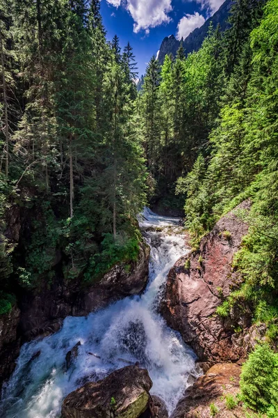 Cachoeira Wodogrzmoty Mickiewicza nos Tatras na Polônia — Fotografia de Stock