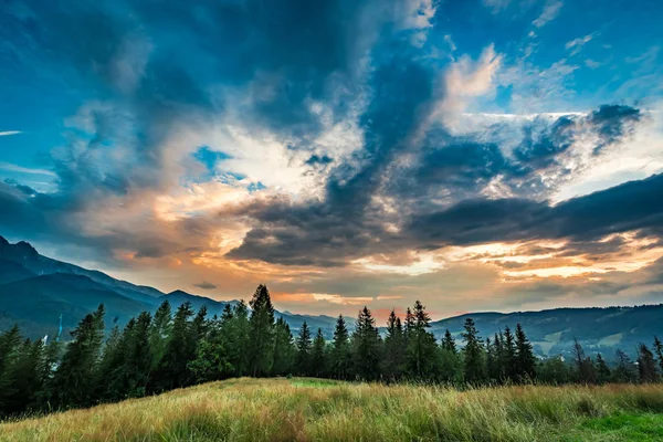 Prachtige Tatra gebergte bij schemering uitzicht vanaf Zakopane — Stockfoto