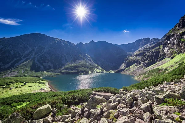 Úchvatný východ slunce nad Czarny Staw Gasienicowy v létě, Tatry — Stock fotografie