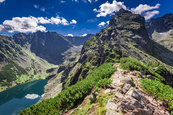 Hisnande Czarny Staw Gasienicowy i gryningen i polska bergen — Stockfoto