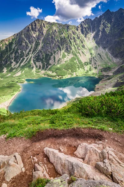 Alba mozzafiato a Czarny Staw Gasienicowy nelle montagne polacche — Foto Stock
