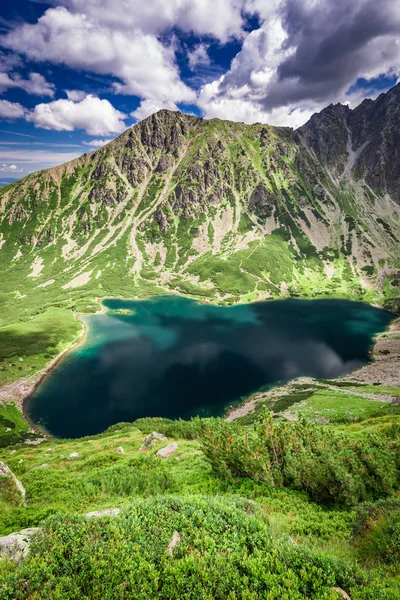 Piękny wschód słońca na Czarny Staw Gasienicowy latem, Tatry — Zdjęcie stockowe