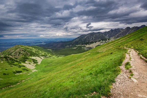Visa från Kasprowy Wierch till mountain trail i sommar — Stockfoto