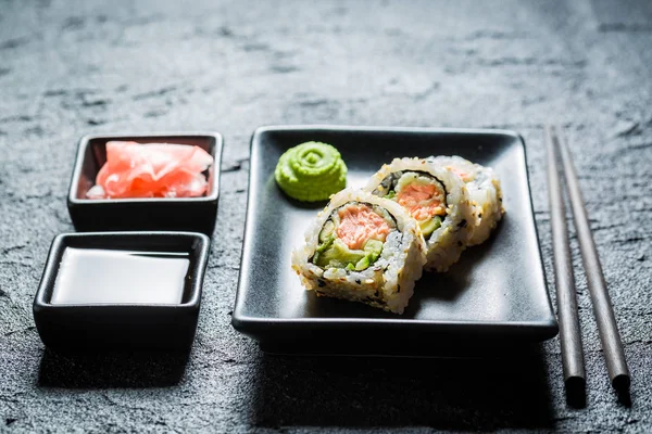 Leckeres Sushi aus Lachs und Avocado — Stockfoto
