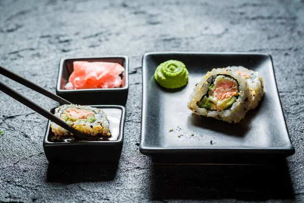 Genießen Sie Ihr kalifornisches Maki-Sushi mit Wasabi und Sojasauce — Stockfoto