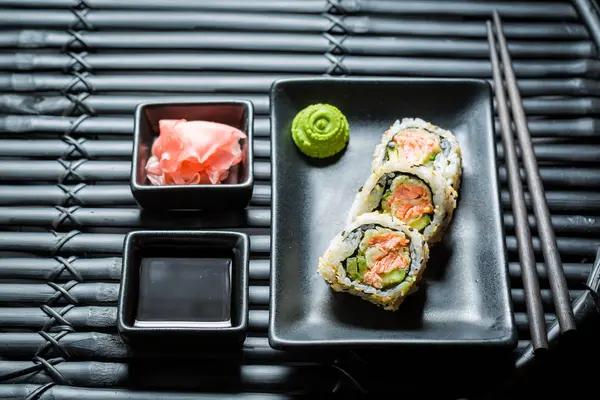 Sushi fresco con wasabi y salsa de soja — Foto de Stock