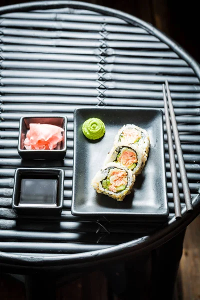Köstliches Sushi mit Wasabi und Sojasauce — Stockfoto