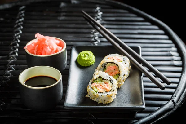 Frisches kalifornisches Maki-Sushi aus Lachs und Avocado — Stockfoto