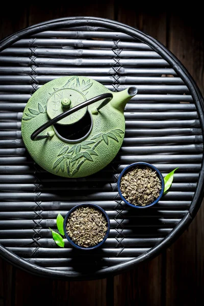 Ароматический травяной чай в азиатском ресторане на черном столе — стоковое фото