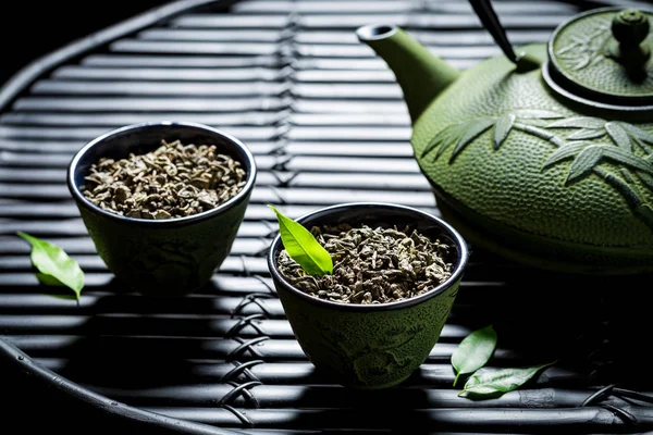 Disfrute de su té verde con tetera en la mesa negra —  Fotos de Stock